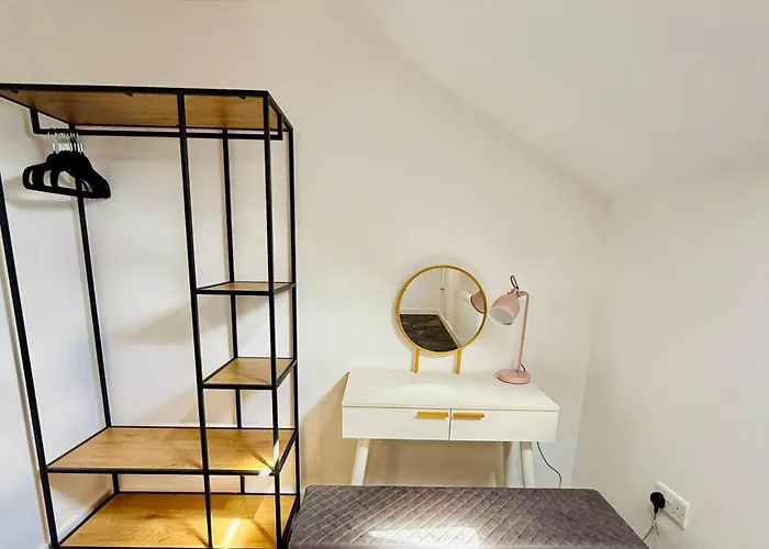 Spacious 4 Bed Near Metrolink Whitefield 別荘 マンチェスター