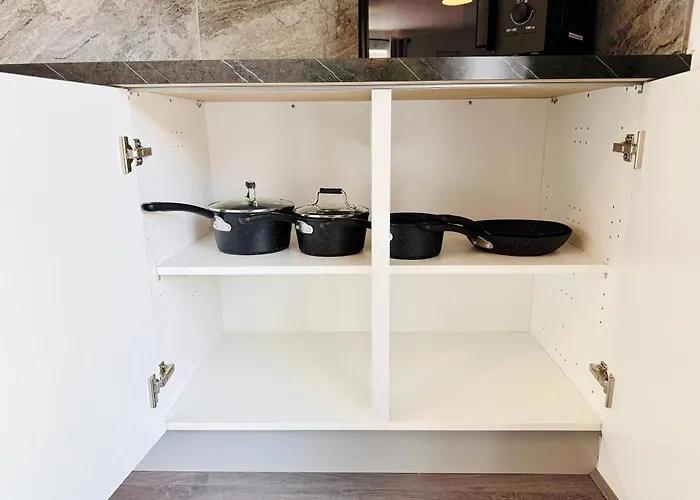 Spacious 4 Bed Near Metrolink Whitefield *