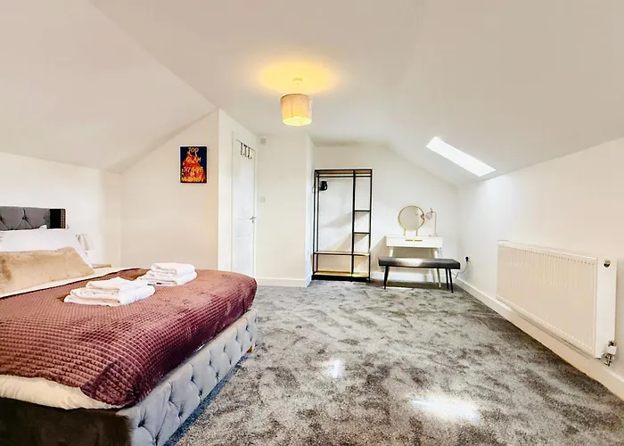 Spacious 4 Bed Near Metrolink Whitefield