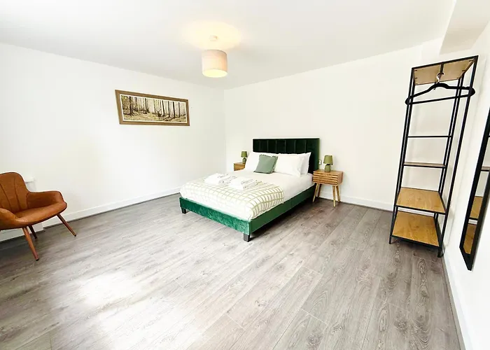 Spacious 4 Bed Near Metrolink Whitefield بيت للعطل