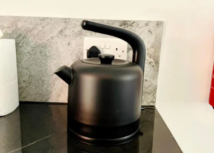 بيت للعطل Spacious 4 Bed Near Metrolink Whitefield مانشستر