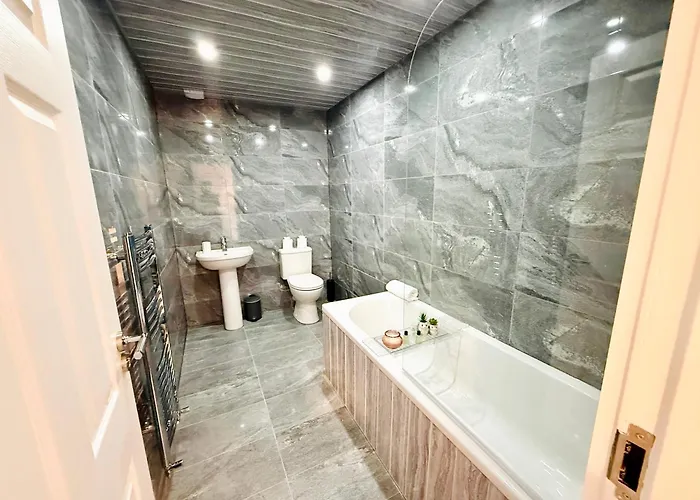 Spacious 4 Bed Near Metrolink Whitefield *