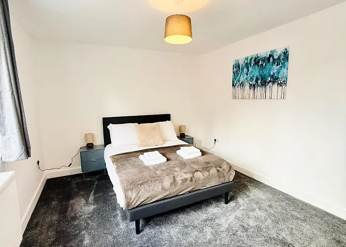 Spacious 4 Bed Near Metrolink Whitefield Manchester