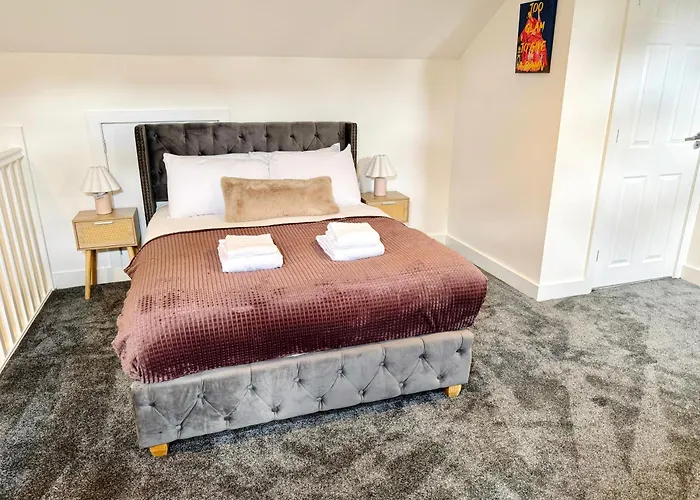 Spacious 4 Bed Near Metrolink Whitefield