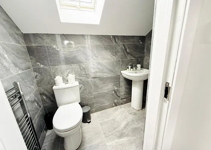 Spacious 4 Bed Near Metrolink Whitefield بيت للعطل