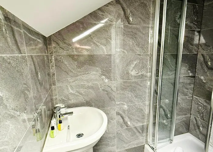 Spacious 4 Bed Near Metrolink Whitefield بيت للعطل *