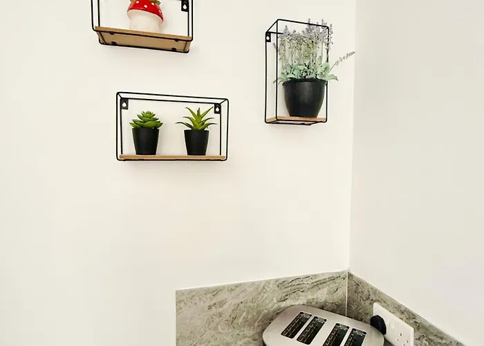 بيت للعطل Spacious 4 Bed Near Metrolink Whitefield مانشستر