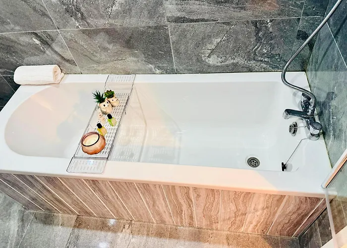 Spacious 4 Bed Near Metrolink Whitefield *