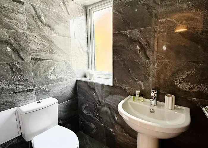 Spacious 4 Bed Near Metrolink Whitefield مانشستر