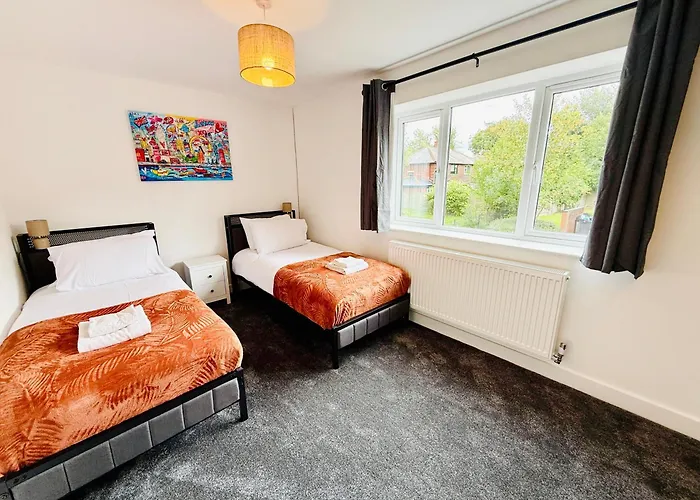 Spacious 4 Bed Near Metrolink Whitefield *