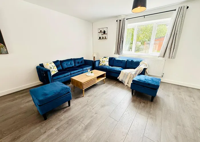 Spacious 4 Bed Near Metrolink Whitefield مانشستر