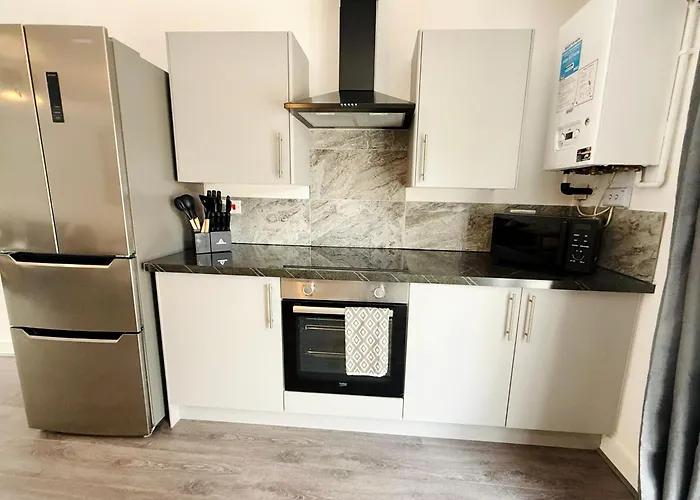 Spacious 4 Bed Near Metrolink Whitefield