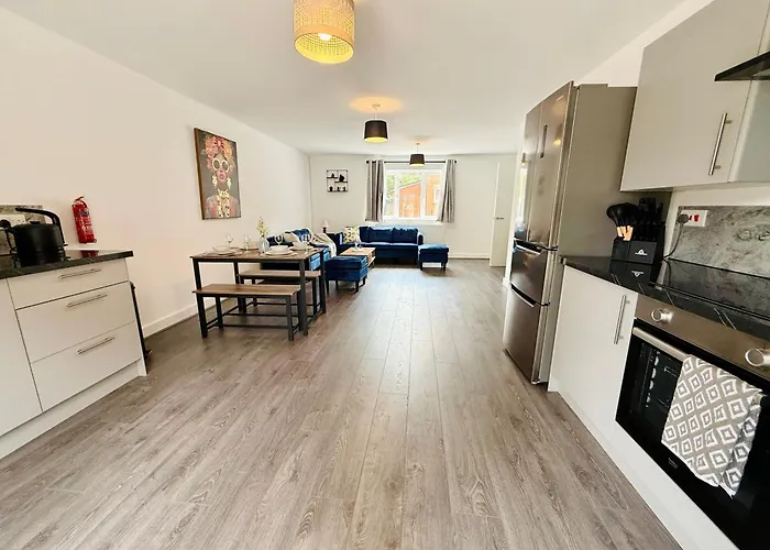 Feriehus Spacious 4 Bed Near Metrolink Whitefield *