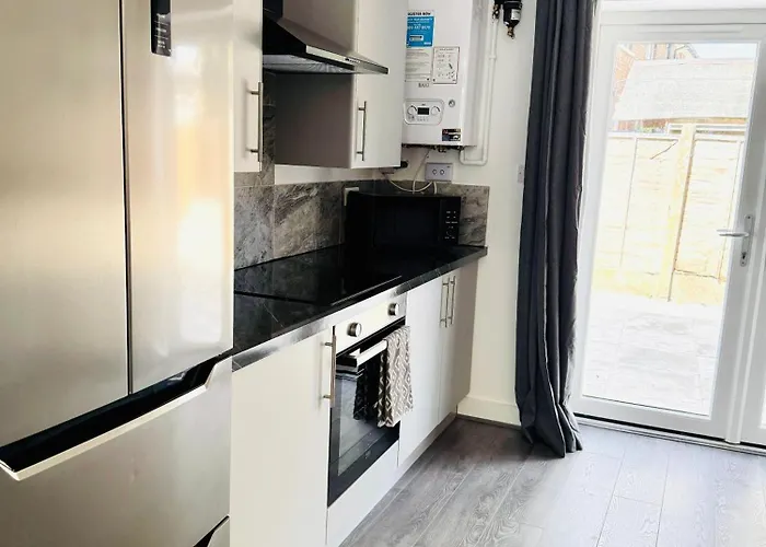 Spacious 4 Bed Near Metrolink Whitefield بيت للعطل