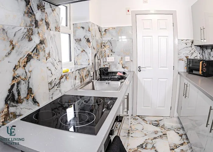 The Modern 1br Near Etihad Stadium & Coop Live Апартаменты