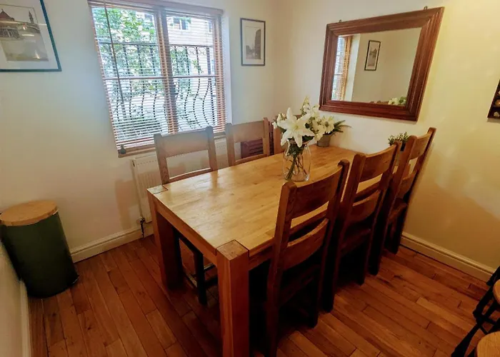 Detached House With Gated Parking In Whalley Range, Near Centre וילה