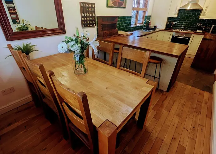 Villa Detached House With Gated Parking In Whalley Range, Near Centre Manchester