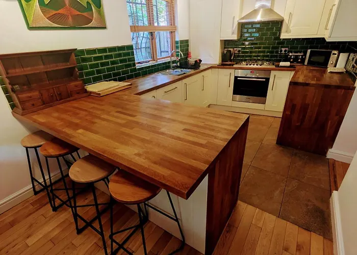 Detached House With Gated Parking In Whalley Range, Near Centre וילה