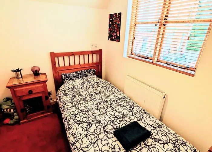 Detached House With Gated Parking In Whalley Range, Near Centre Villa *