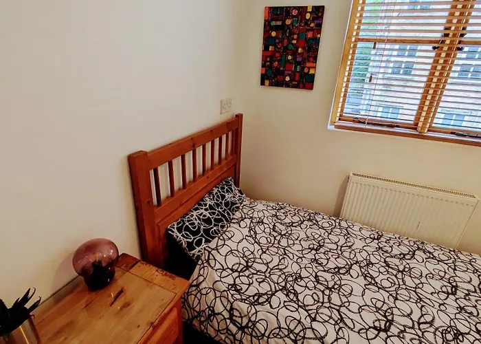 Detached House With Gated Parking In Whalley Range, Near Centre Villa Manchester