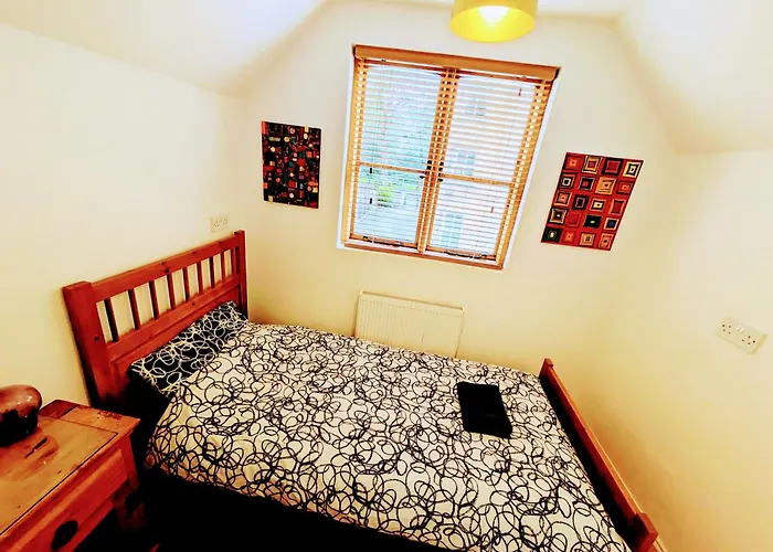 Detached House With Gated Parking In Whalley Range, Near Centre 맨체스터