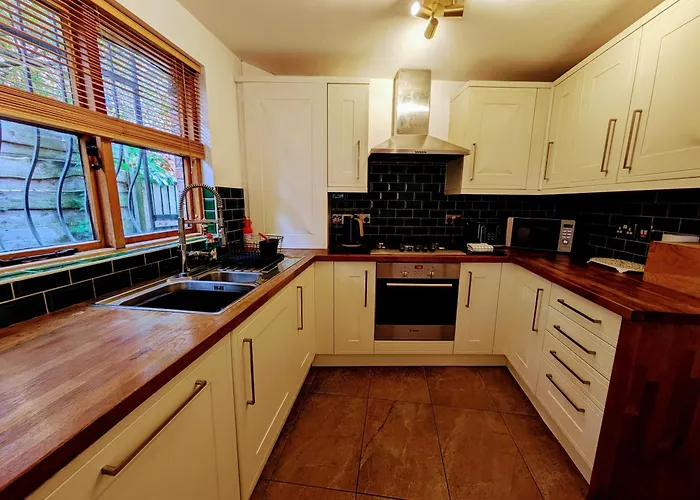 빌라 Detached House With Gated Parking In Whalley Range, Near Centre