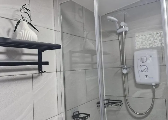 Elite Service 5min To Tram, Direct To Manchester, 5 Min Drive To High Street & M60 J17 *