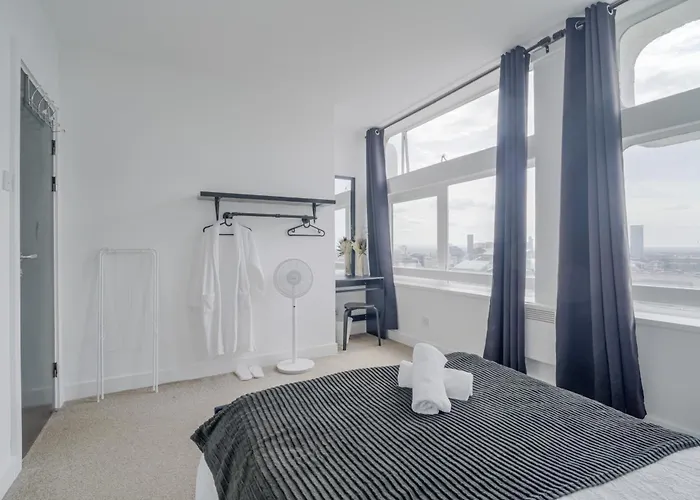 Opulent Skyline Apartament