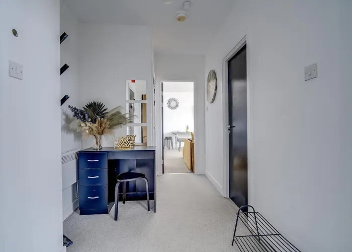 Opulent Skyline Apartament