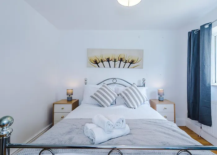 Spacious Stretford 3-Bed, Driveway Parking, Pool Table, Sleeps 6 *