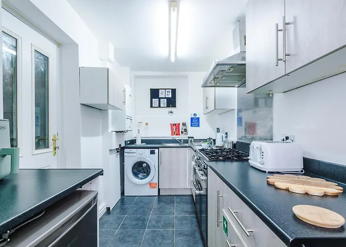 Spacious 3bed In Stretford, Sleeps 6, Parking * Manchester