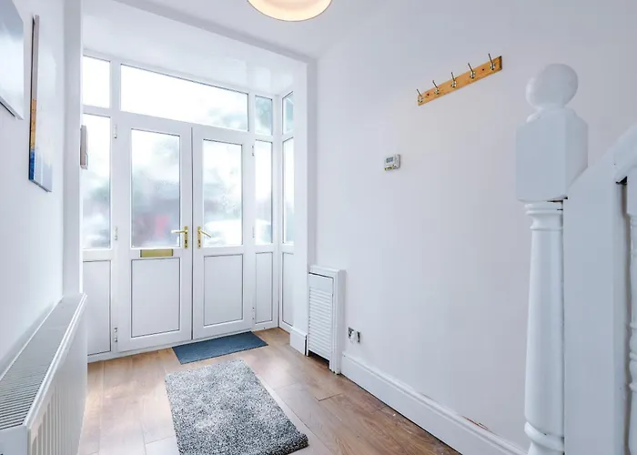 Semesterbostad Spacious Stretford 3-Bed, Driveway Parking, Pool Table, Sleeps 6 *