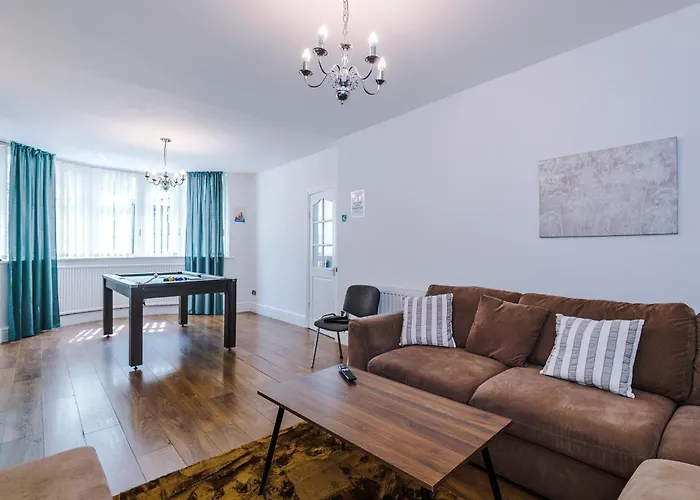 Spacious Stretford 3-Bed, Driveway Parking, Pool Table, Sleeps 6 *