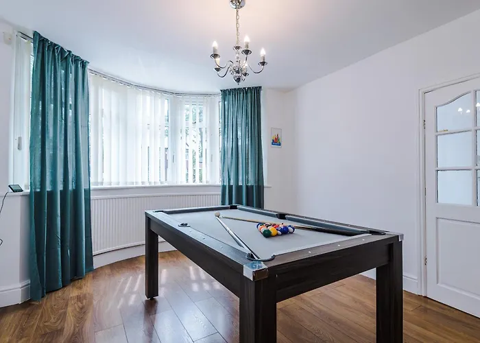 Spacious Stretford 3-Bed, Driveway Parking, Pool Table, Sleeps 6 Manchester