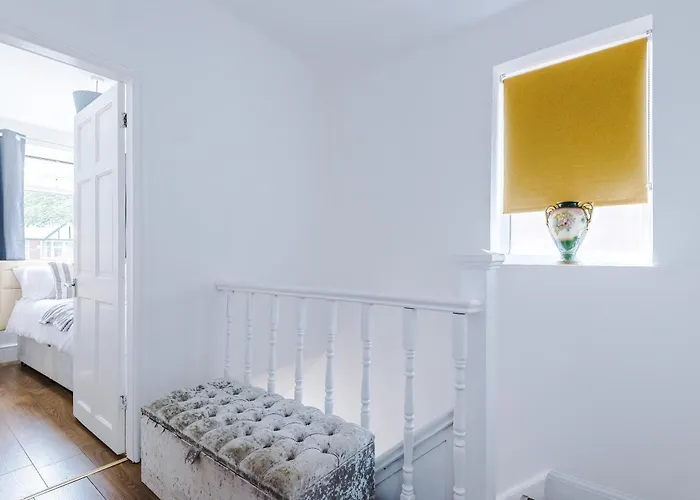 Dom wakacyjny Spacious 3bed In Stretford, Sleeps 6, Parking *