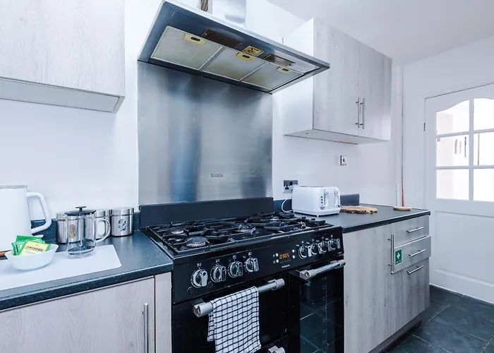 Spacious Stretford 3-Bed, Driveway Parking, Pool Table, Sleeps 6 *