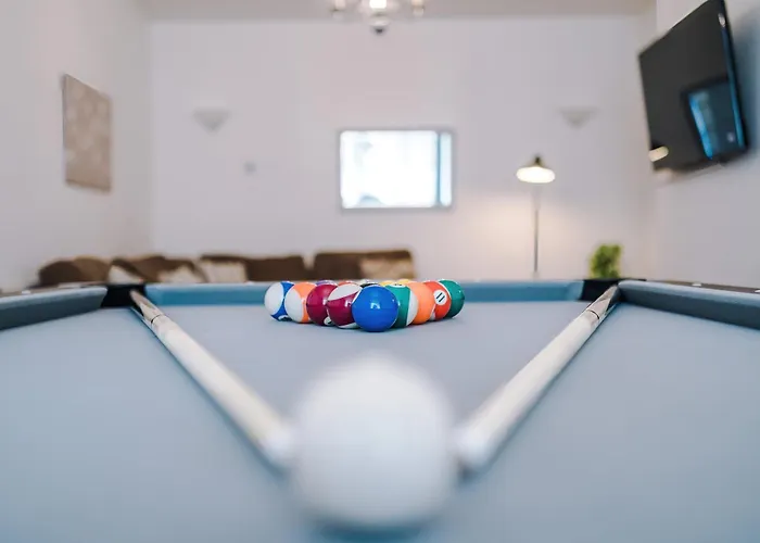 Spacious Stretford 3-Bed, Driveway Parking, Pool Table, Sleeps 6 Manchester