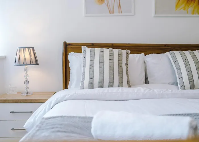 Spacious Stretford 3-Bed, Driveway Parking, Pool Table, Sleeps 6 Semesterbostad Manchester