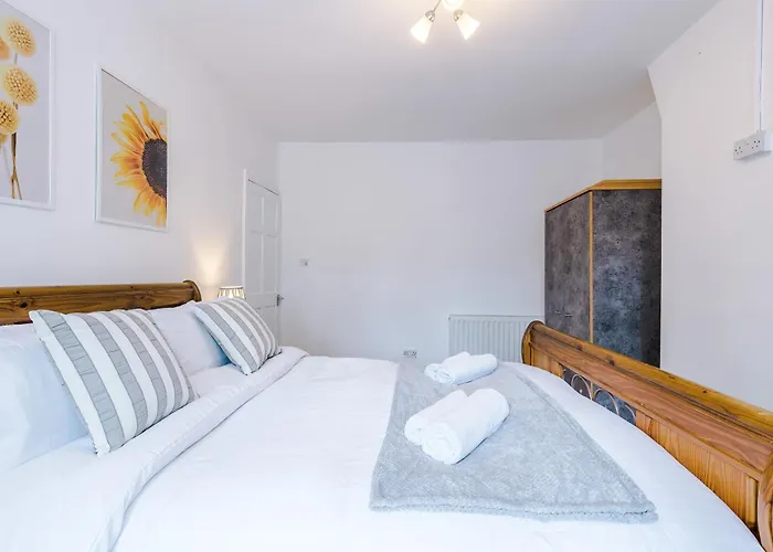 Spacious 3bed In Stretford, Sleeps 6, Parking *