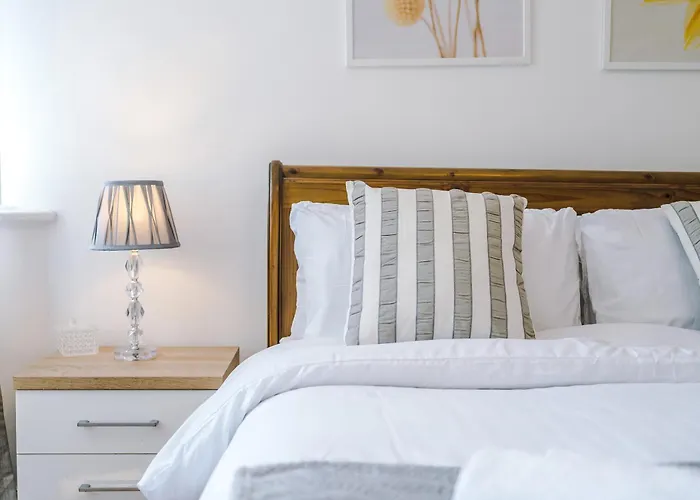 Spacious 3bed In Stretford, Sleeps 6, Parking