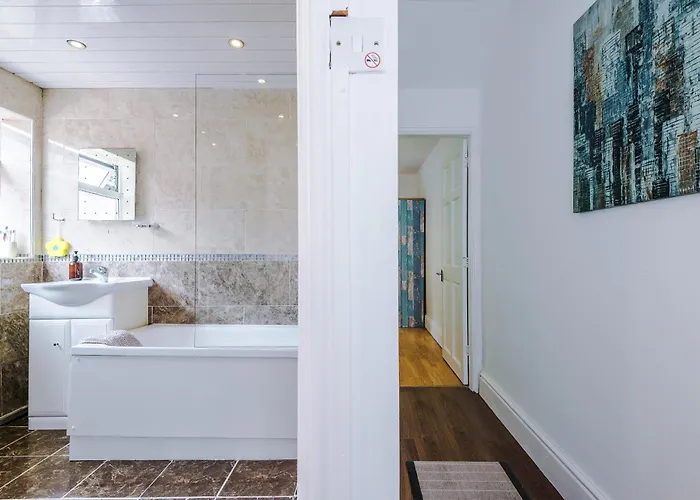 Spacious Stretford 3-Bed, Driveway Parking, Pool Table, Sleeps 6 *