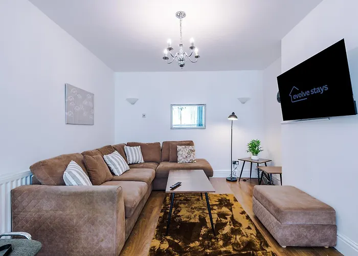 Spacious 3bed In Stretford, Sleeps 6, Parking