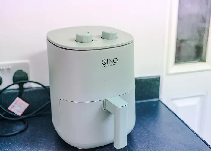 Spacious 3bed In Stretford, Sleeps 6, Parking *