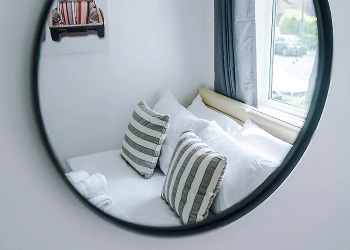 Spacious Stretford 3-Bed, Driveway Parking, Pool Table, Sleeps 6 Manchester