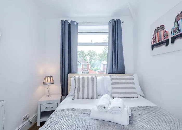 Spacious Stretford 3-Bed, Driveway Parking, Pool Table, Sleeps 6 *