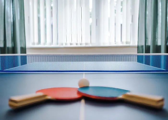 Spacious Stretford 3-Bed, Driveway Parking, Pool Table, Sleeps 6 Manchester