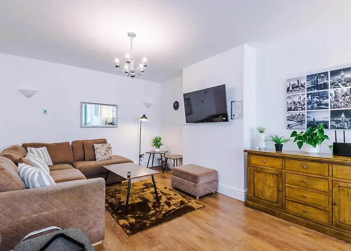 Semesterbostad Spacious Stretford 3-Bed, Driveway Parking, Pool Table, Sleeps 6