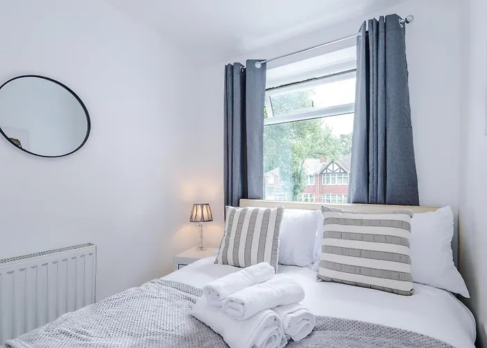 Dom wakacyjny Spacious 3bed In Stretford, Sleeps 6, Parking *