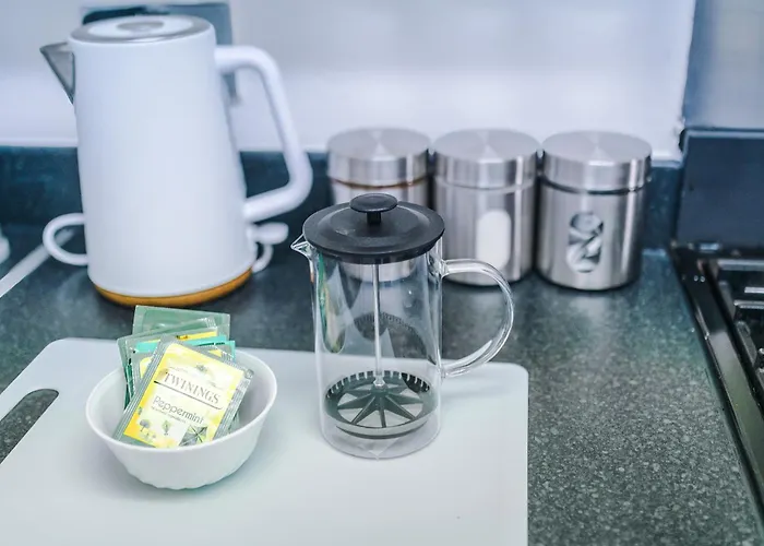 Spacious Stretford 3-Bed, Driveway Parking, Pool Table, Sleeps 6