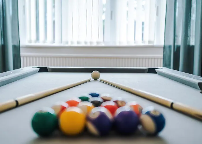 Spacious Stretford 3-Bed, Driveway Parking, Pool Table, Sleeps 6 Semesterbostad *